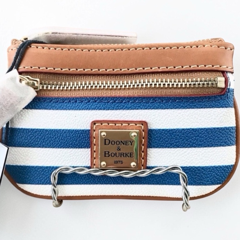 🆕Dooney and Bourke Small Coin Case